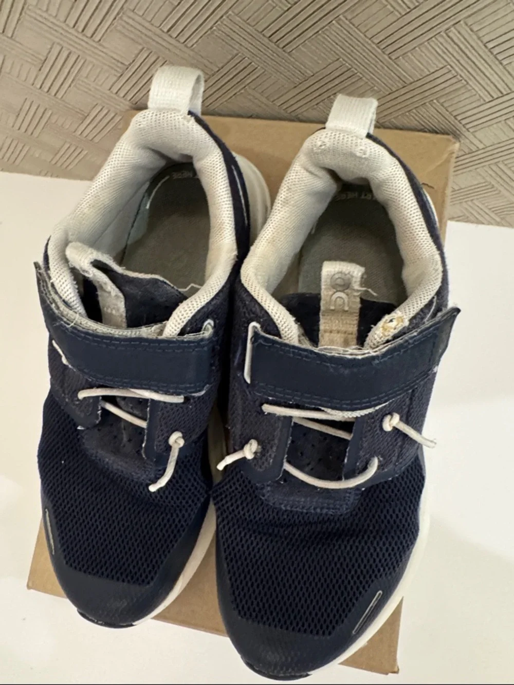 On Running Cloud Play sneakers (Little Kid) Color: MIDNIGHT/WHITE size 12.5 - Picture 5 of 12